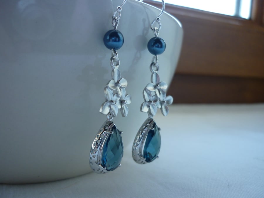 SAPPHIRE BLUE AND STERLING SILVER EARRINGS.  734