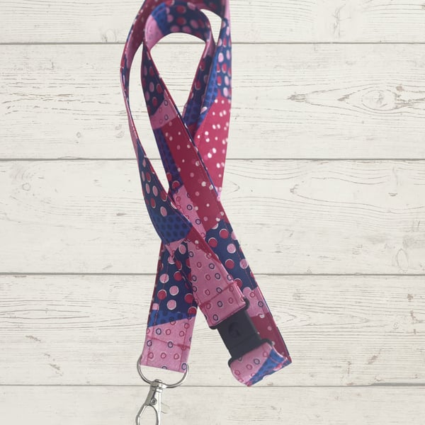 Lanyard with pocket for pen and glasses