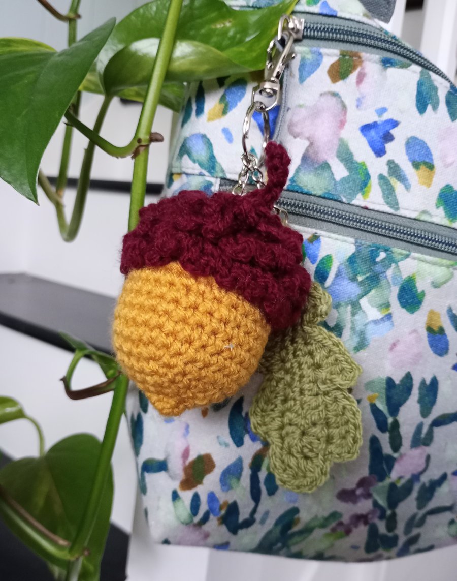 Acorn keyring crochet