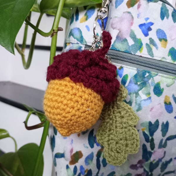 Acorn keyring crochet