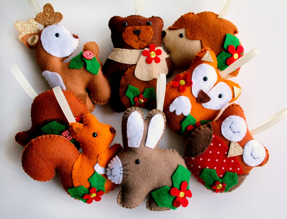 Felt Christmas Woodland Garland. Handmade set of 8 felt decorations.