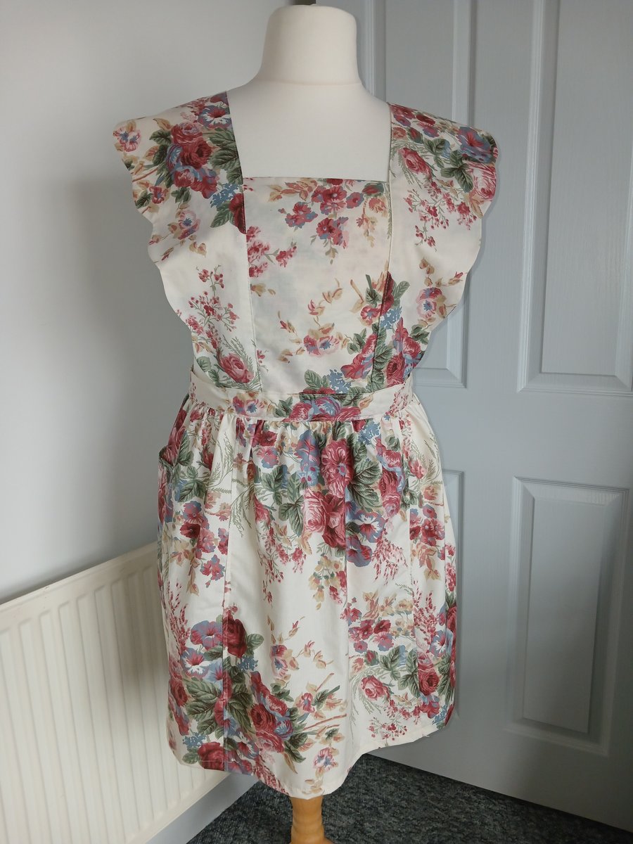 1940's retro style cross back apron 
