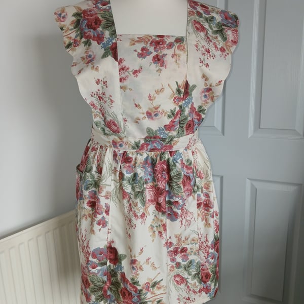 1940's retro style cross back apron 