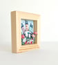 Little houses on a fabric hill, with flowers, in small wooden frame - Image 4