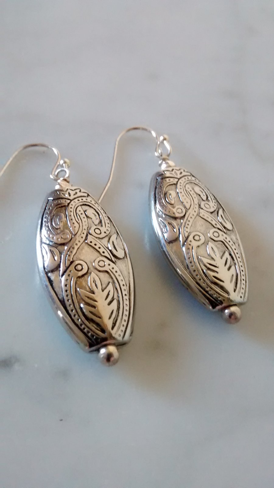 VINTAGE STYLE LUCITE SILVER TUBE EARRINGS 