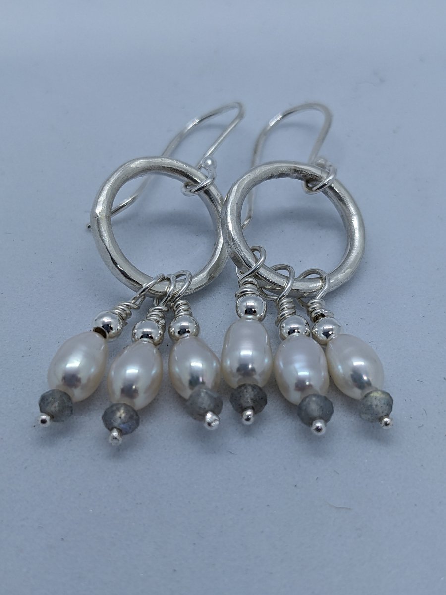 Silver hoop earrings with cultured pearl beads