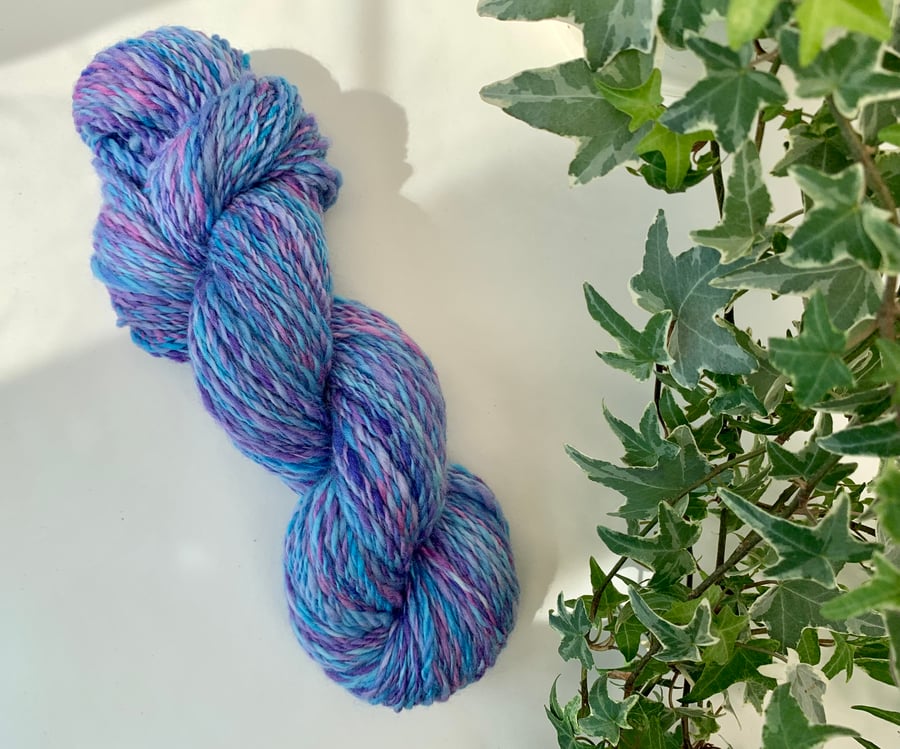 Hand dyed and spun yarn. Merino 82g