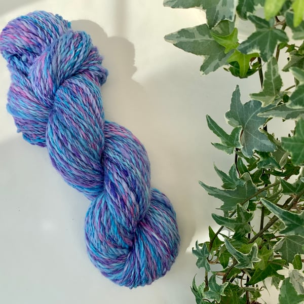 Hand dyed and spun yarn. Merino 82g