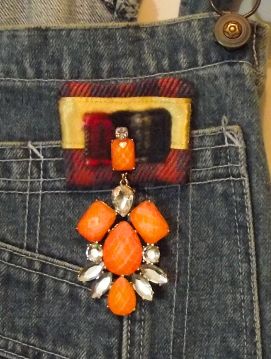 Kitsch Orange glass brooch 