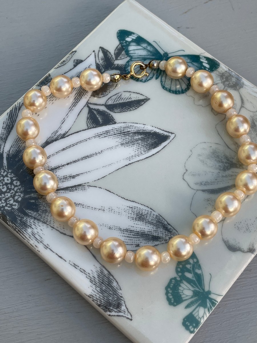 Pearl and seed bead bracelet 22cm long.