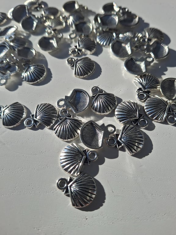 50 x Tibetan Antique Silver 15 x 12mm Clam Shell Charms