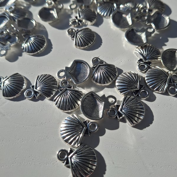 50 x Tibetan Antique Silver 15 x 12mm Clam Shell Charms