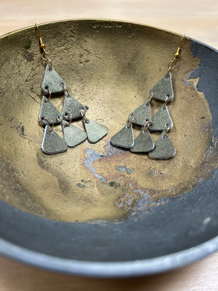 Chandelier earrings in green metallic leather