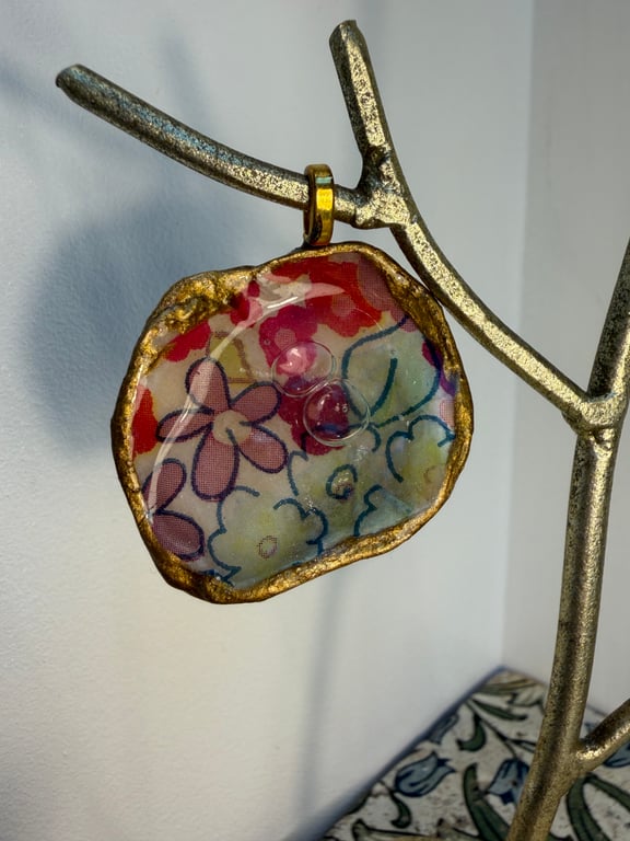 Liberty pendant clam shell