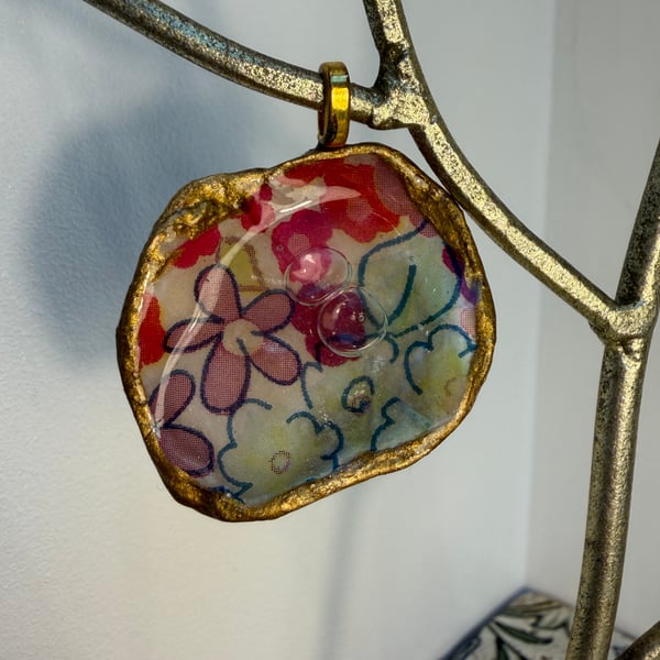 Liberty pendant clam shell