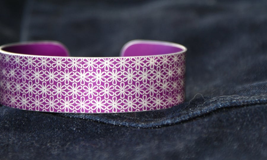 Geometric flower print cuff bracelet pink