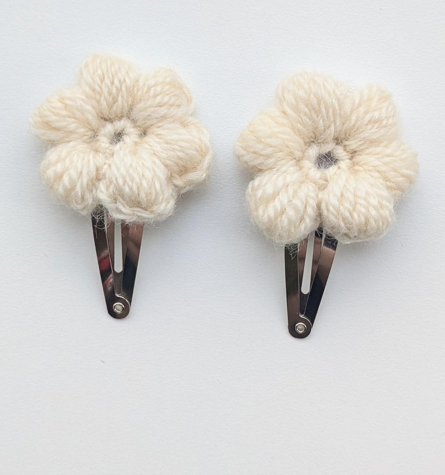 Pair of Cream Crochet Flower Hair Clips (silver)