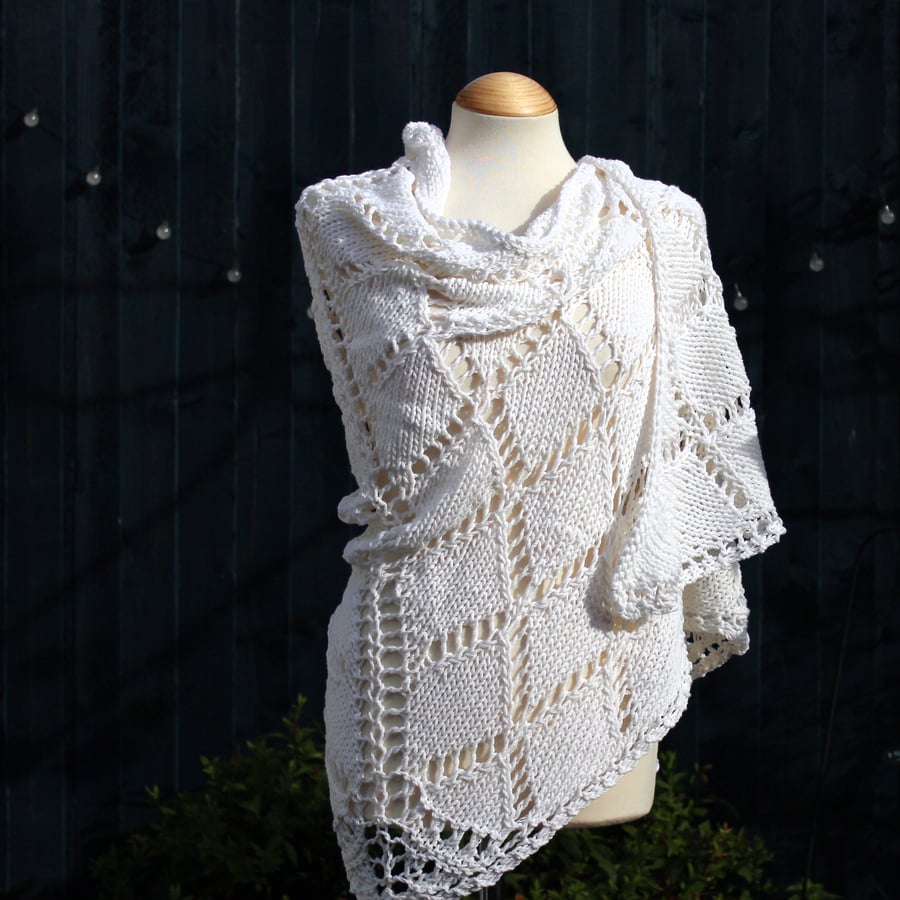 Oversized hand knit shawl featuring diamond pattern - Design B517