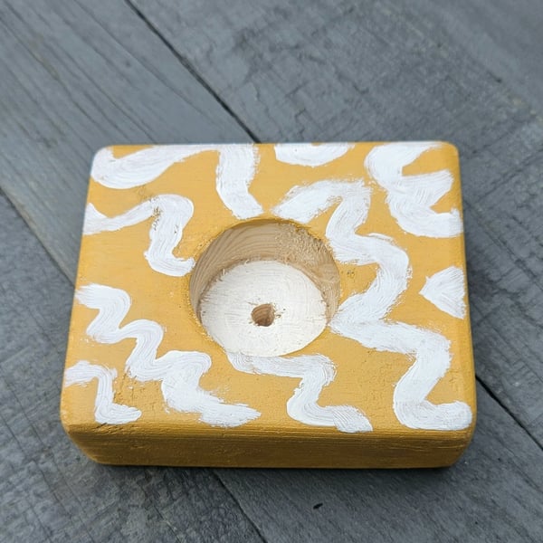 Single beach design tealight holder