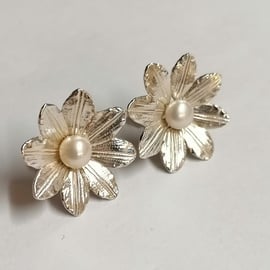 Clematis earstuds hand made from Silver set with a 5 mm Freshwater Pearl