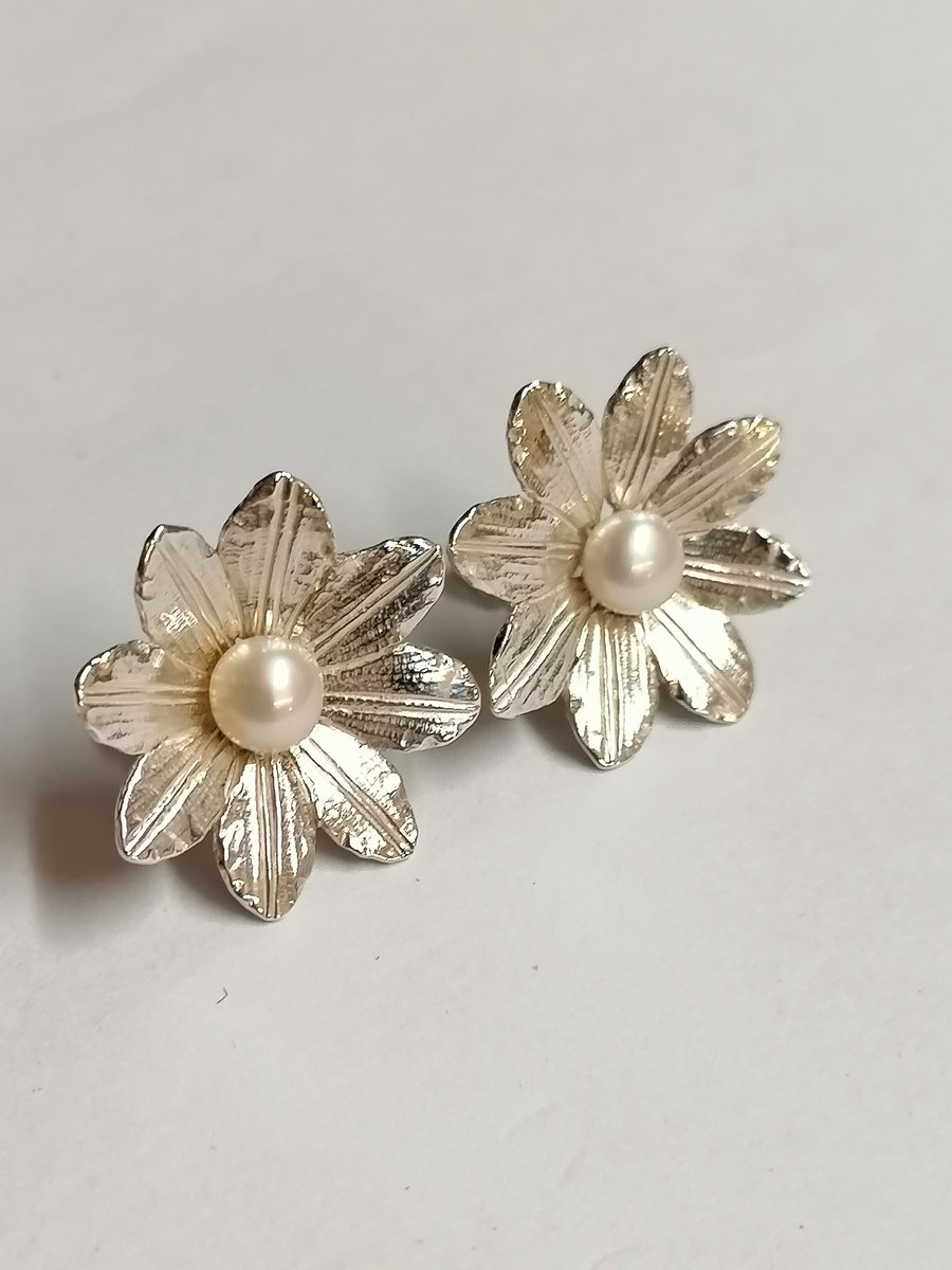 Clematis earstuds hand made from Silver set with a 5 mm Freshwater Pearl