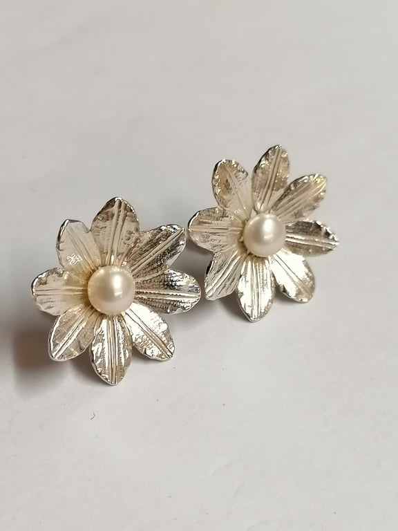 Clematis earstuds hand made from Silver set with a 5 mm Freshwater Pearl