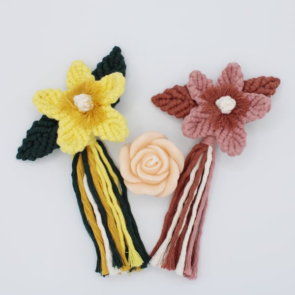 Mini macrame flower wall hangings, everlasting flowers