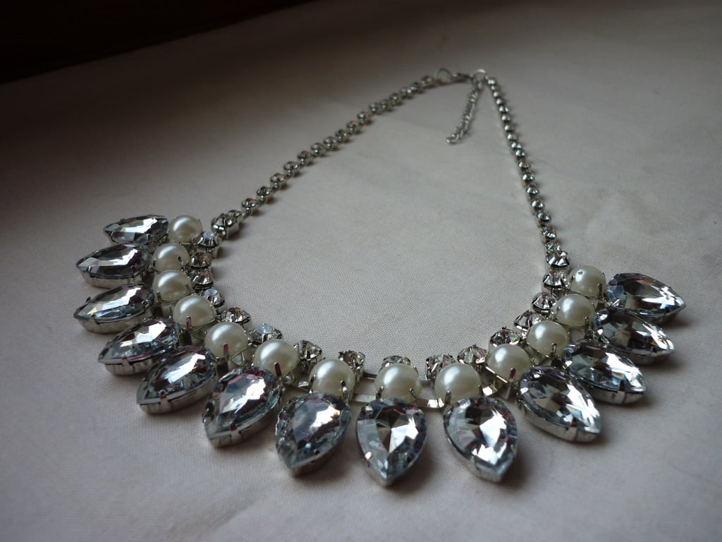PEARL, CRYSTAL RHINESTONE AND SILVER BIB STYLE NECKLACE.  1030