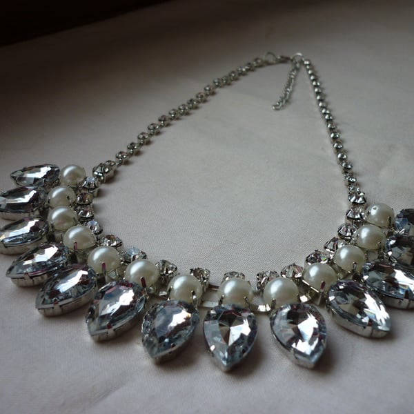 PEARL, CRYSTAL RHINESTONE AND SILVER BIB STYLE NECKLACE.  1030