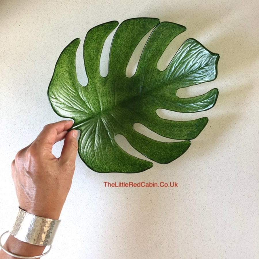 Monstera Leaf Glass Bowl in Green