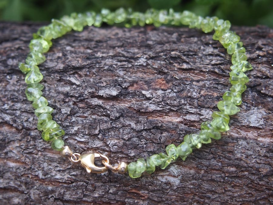 Peridot and rolled-gold delicate bracelet