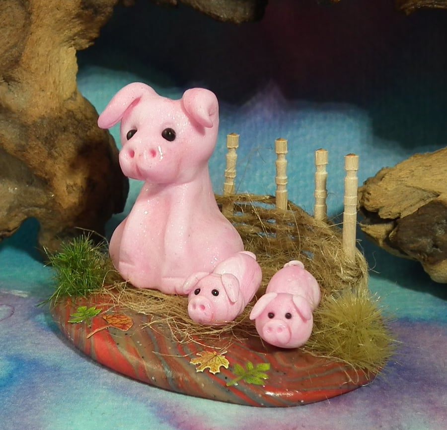 Tiny Pig 'Prudie' with two tiniest fingertip piglets on fenced tableau OOAK