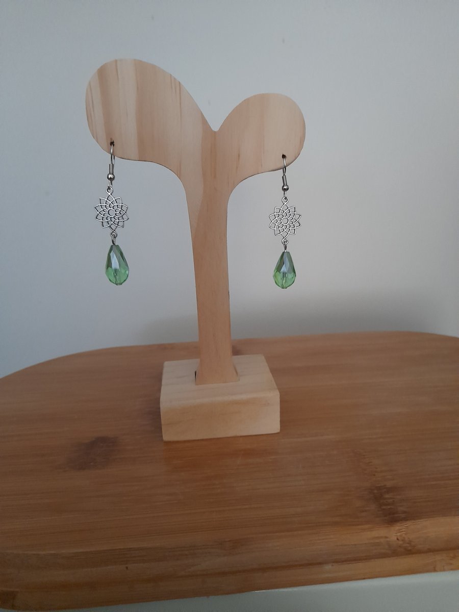 FACETED GREEN AND SILVER GLASS BEAD DROP EARRINGS.