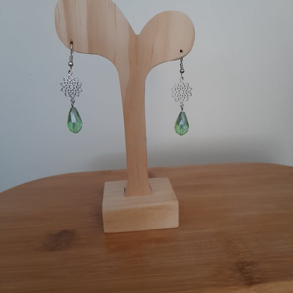 FACETED GREEN AND SILVER GLASS BEAD DROP EARRINGS.