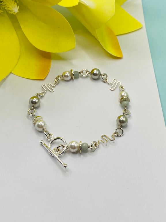 Shell pearl and green jadeite bracelet with silver plated wirework