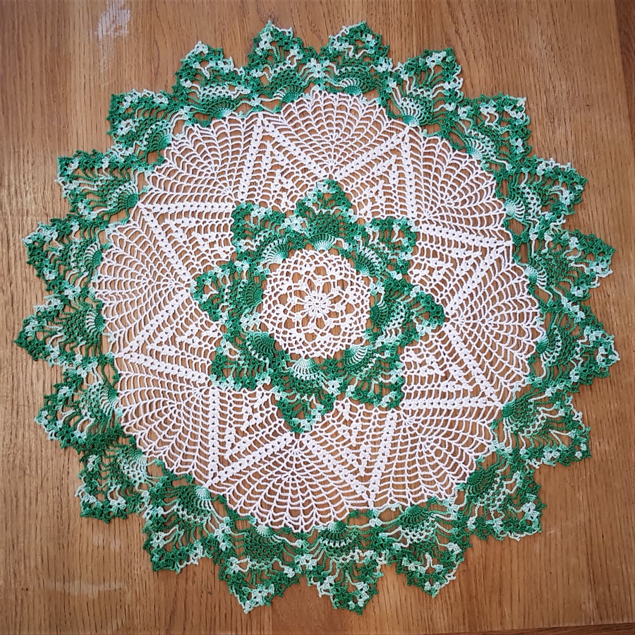 GREEN & CREAM - TABLE CENTREPIECE - HANDMADE - 100% COTTON - 'PINEAPPLES' 56cm