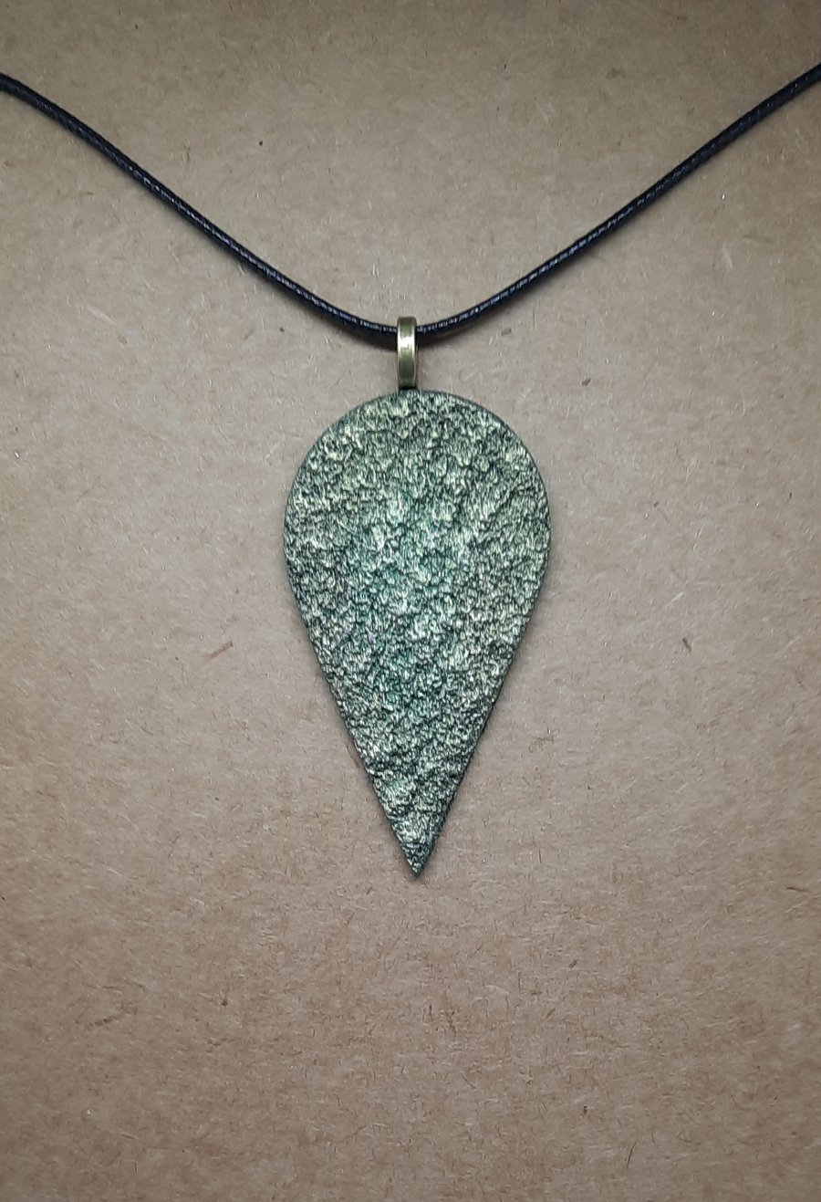 Vibrant textured pendant necklace 