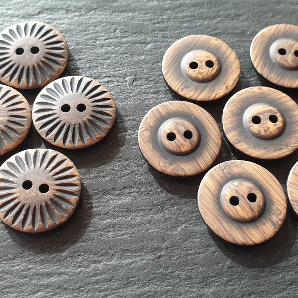 18mm 11 16" 28L,almost 3 4" REVERSIBLE Wood look polyester Buttons x 6