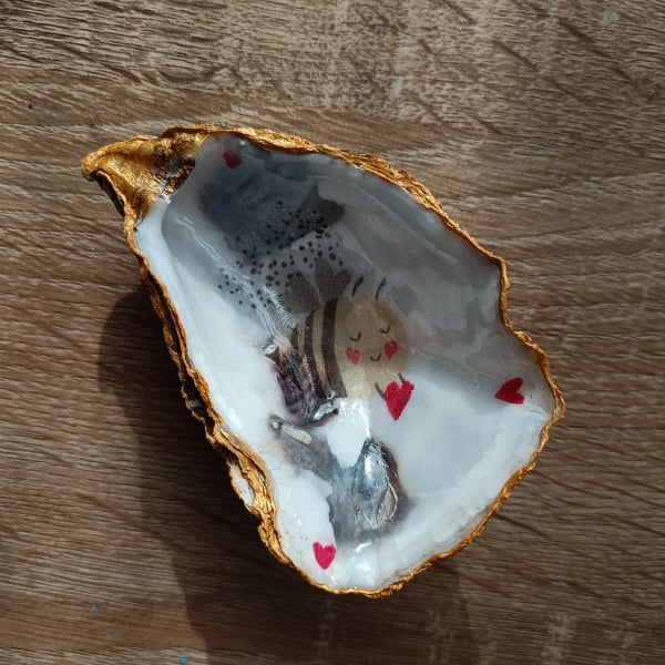 Valentine's bee hand-finished oyster shell 