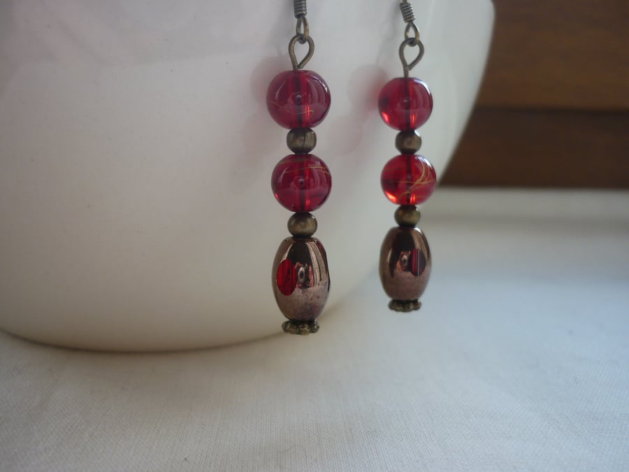BRONZE & RED DANGLE EARRINGS.  1100