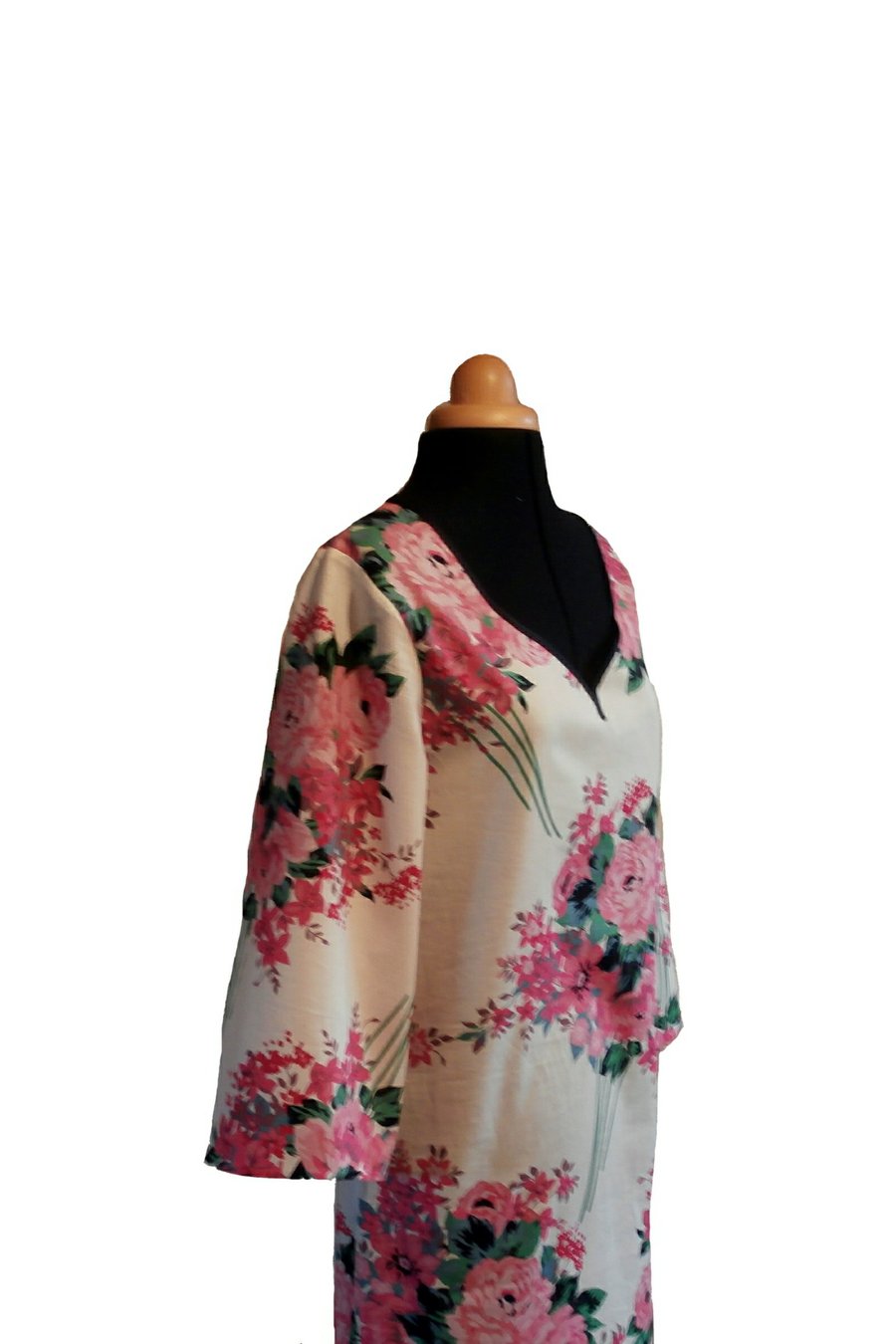  Long cotton kaftan with long sleeves made of large rose print