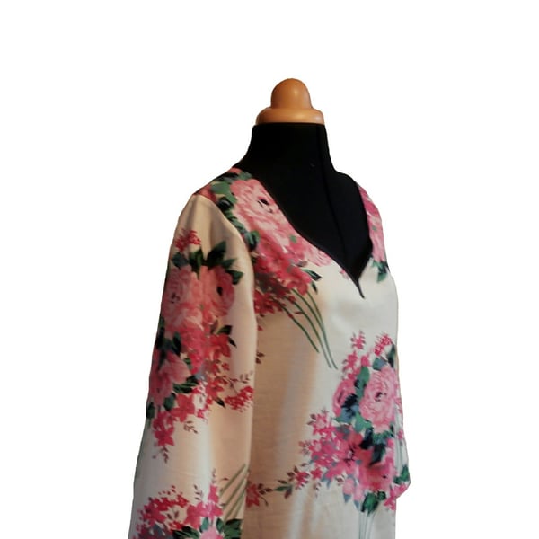  Long cotton kaftan with long sleeves made of large rose print