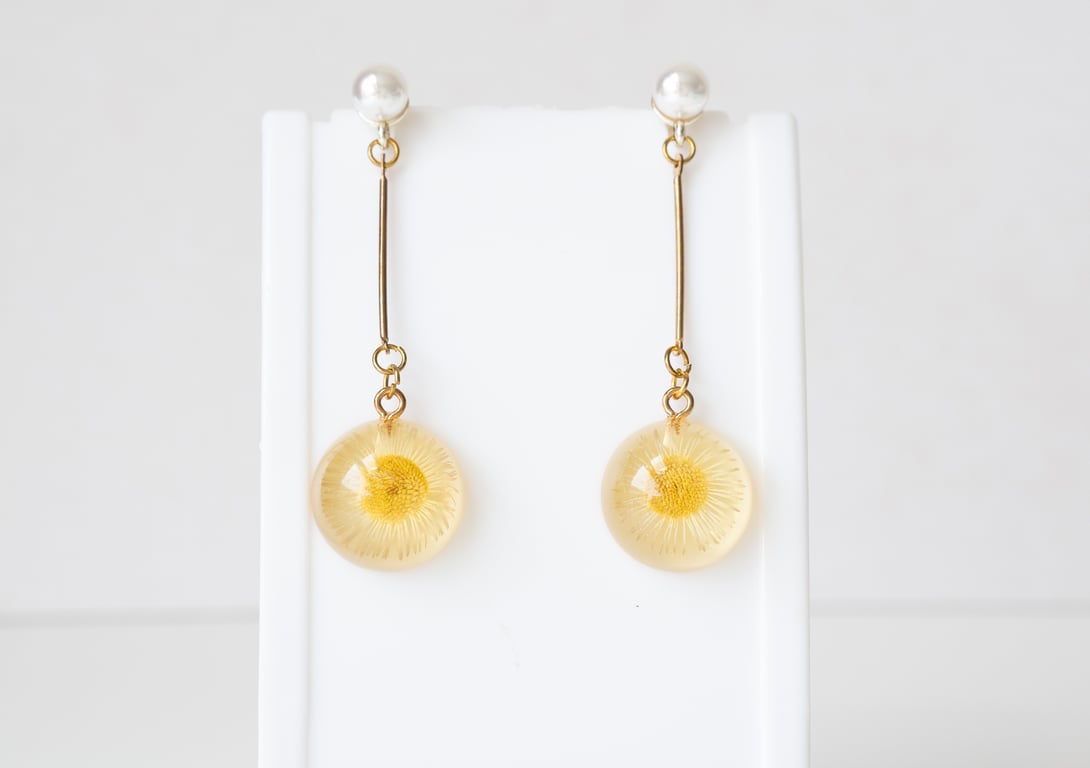 Long Daisy earrings - Resin pressed flowers jewelry - Pearl stud earrings