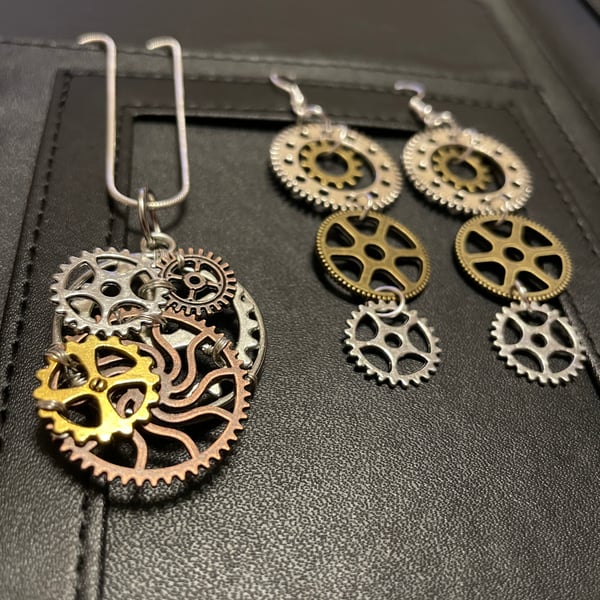 Steampunk Pendant & Earrings Gears and Cogs Set