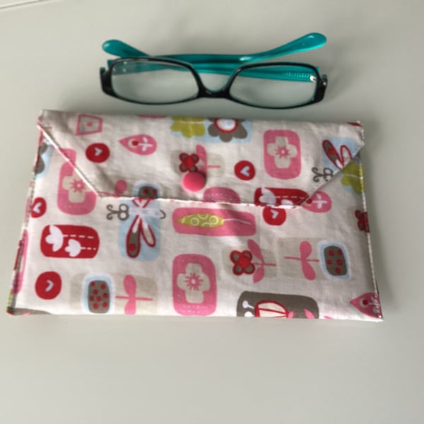 Fabric glasses case holder with popper fastener and padding for protection.