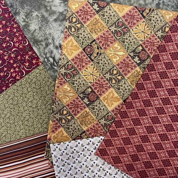 Patchwork package - classic fat quarter pieces in reds and greens