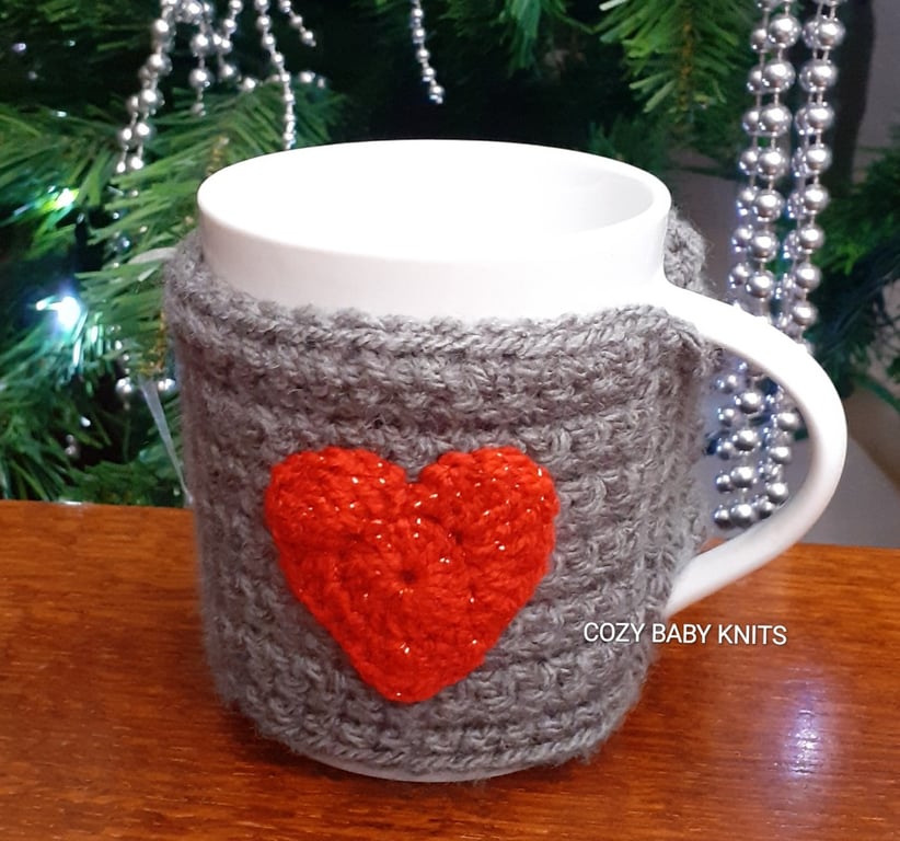 MUG COZY WITH A GLITTERY HEART APPLIQUED ON BOTH SIDES. (MUG INCLUDED)