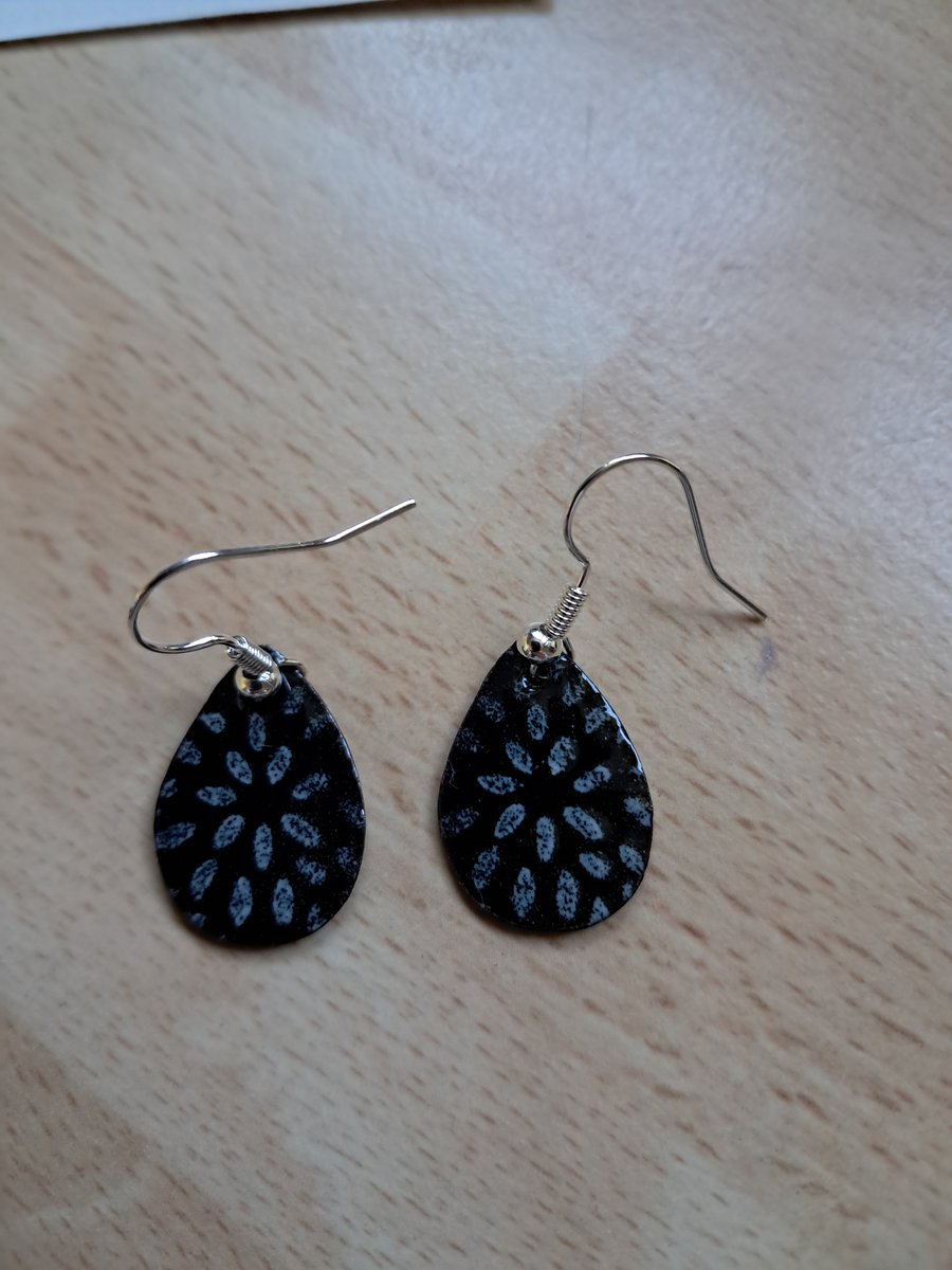 Tear drop earrings. White flowers on Black background