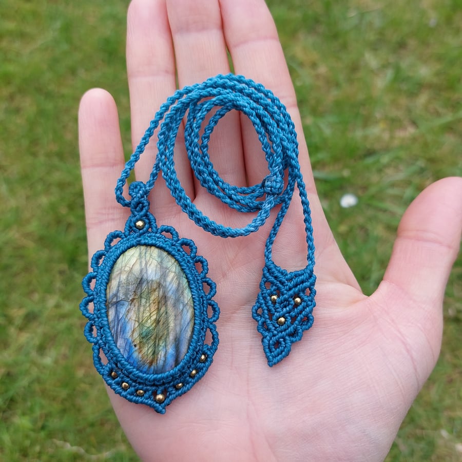 Labradorite Macrame Pendant 