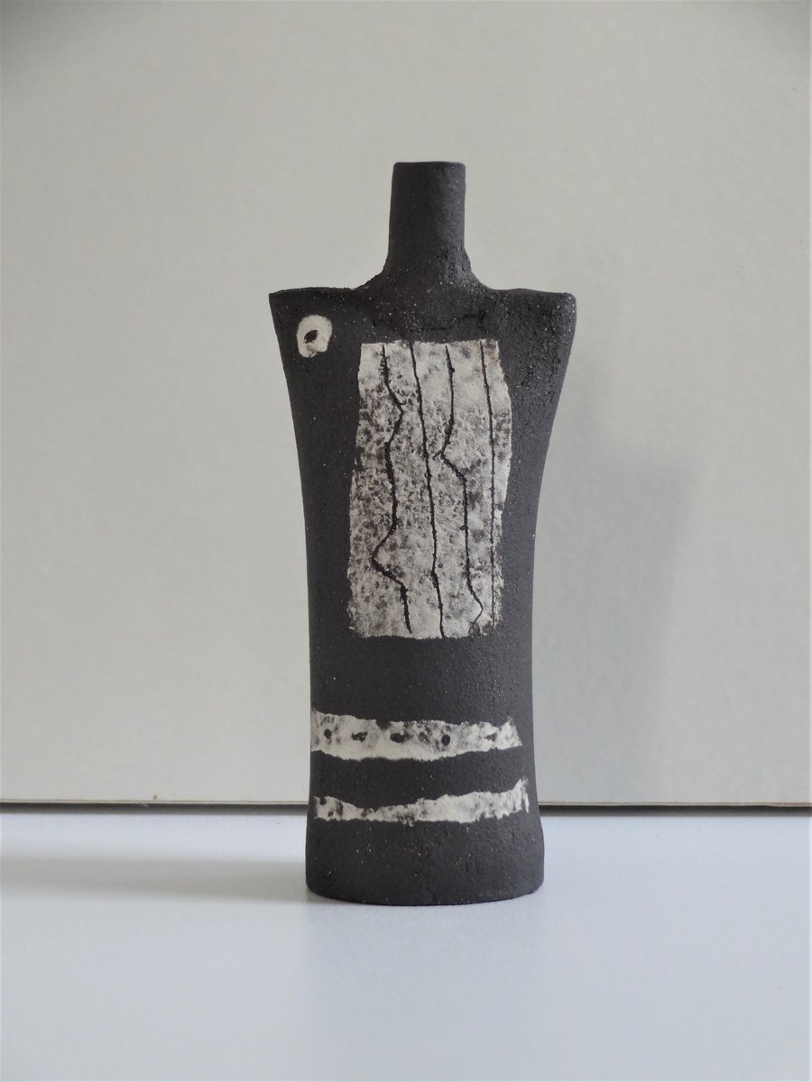 Gilda. Tiny figurative monochrome ceramic.